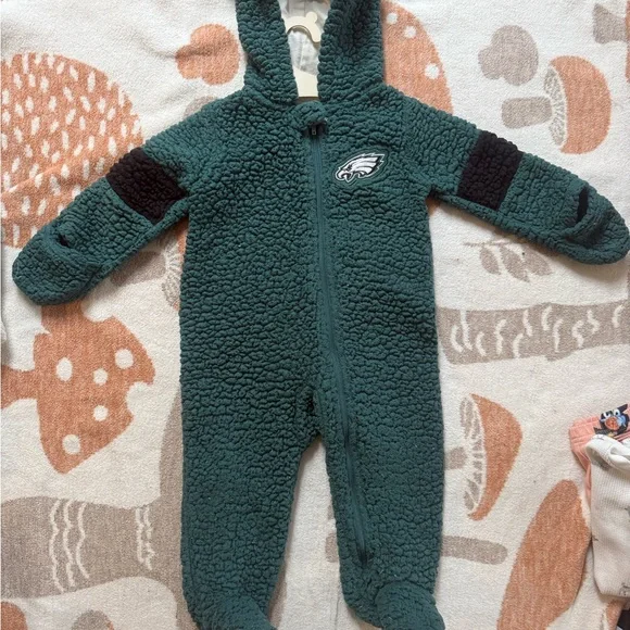 Kids Philadelphia Eagles Sherpa Fleece One Piece with booties mittens and hood - Picture 3 of 4